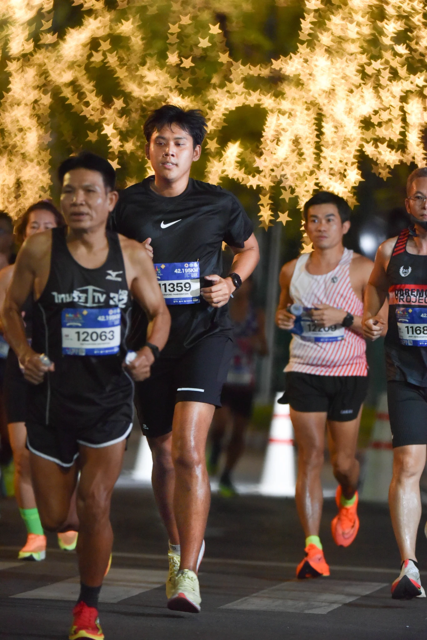 Running among the marathon participants in Bangkok Marathon 2022