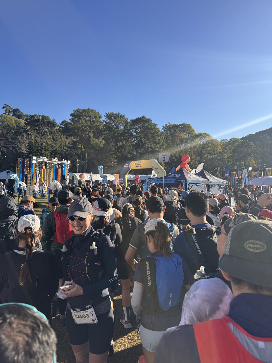Crowd at UTMB start line morning