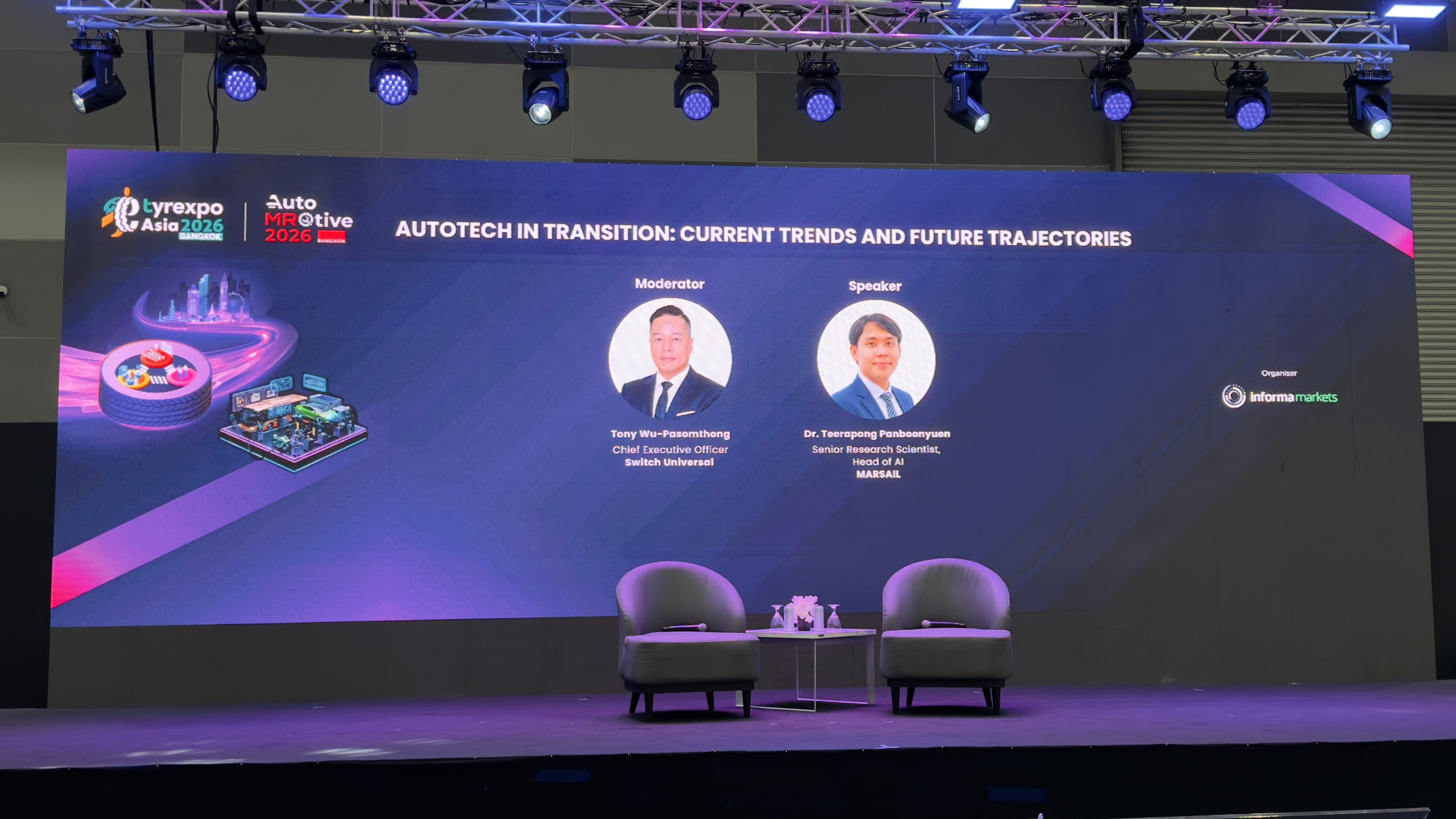 Stage atmosphere before the session began